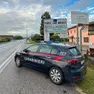 Spray al peperoncino e botte fuori dalla birreria: un ragazzo ferito al volto