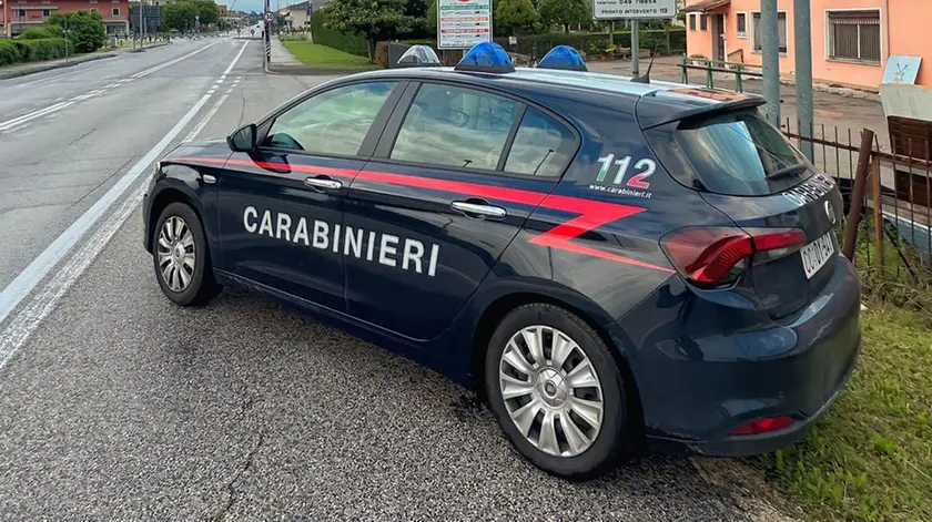 Spray al peperoncino e botte fuori dalla birreria: un ragazzo ferito al volto