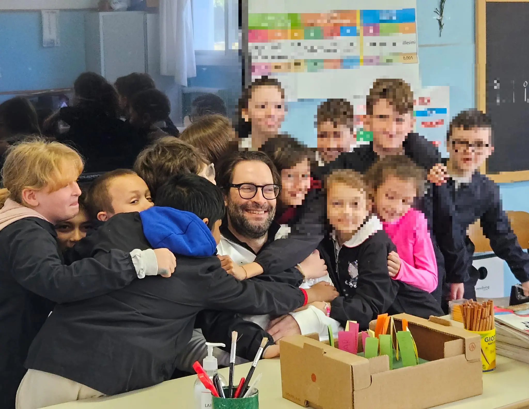 Manganaro con i bambini della scuola Vecellio di Mestre dopo la presentazione del suo libro