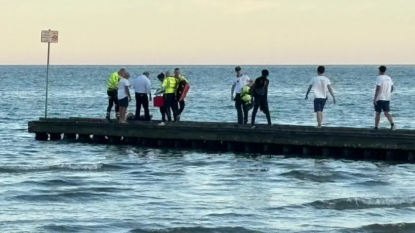 I soccorsi al diciassettenne dopo il tuffo a Jesolo (foto Bortoluzzi)