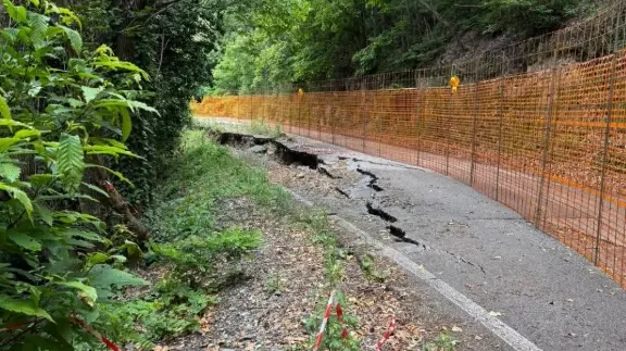 La porzione di strada di via Monte Madonna franata a causa delle abbondanti piogge