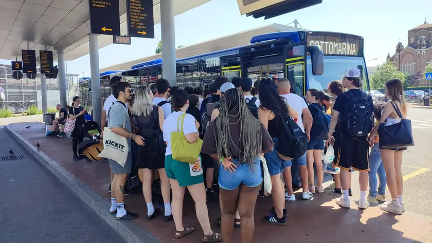 Giovani alla fermata dell’autobus diretto a Sottomarina Chioggia