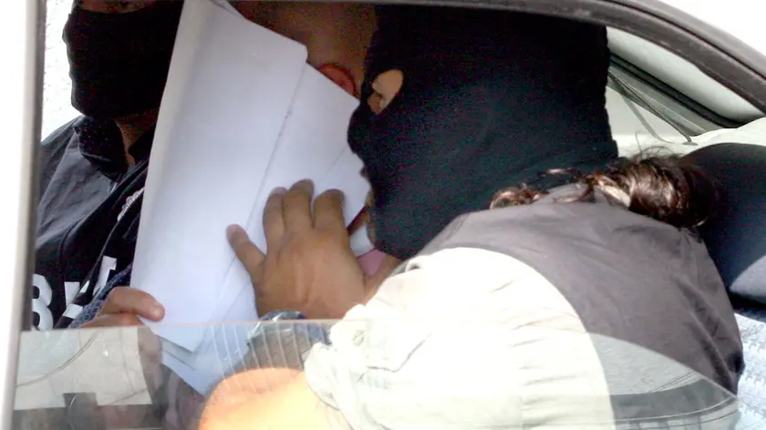 ARRESTATO IL GIOSTRAIO MAICH GABRIELI ACCUSATO DI FAR PARTE DEL COMMANDO CHE UCCISE IL GIOIELLIERE GIANFRANCO PIRAS DURANTE UN TENTATIVO DI RAPINA E NELLA QUALE FU UCCISO ANCHE EMANUELE CROVI IN FOTO IL GIOSTRAIO CON IL VOLTO COPERTO DA UN FOGLIO VIENE PORTATO VIA DAI CARABINIERI