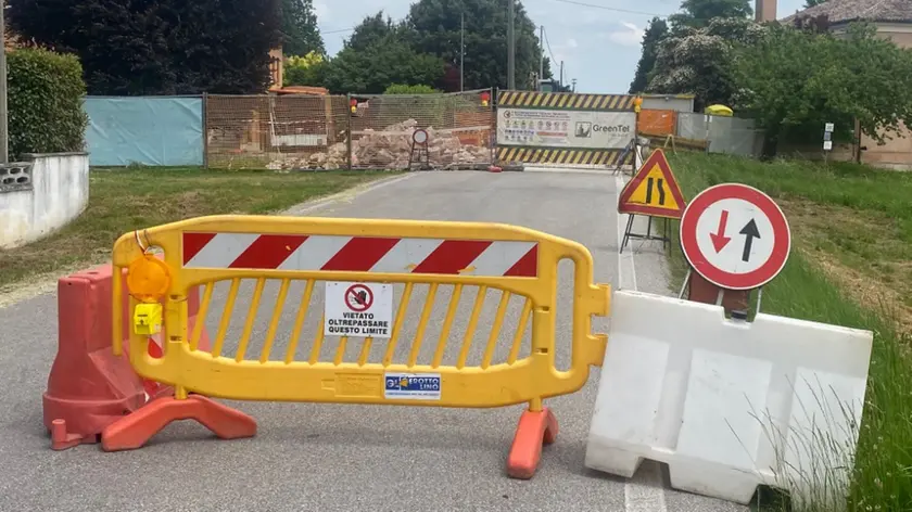 Via San Nicolò chiusa al traffico