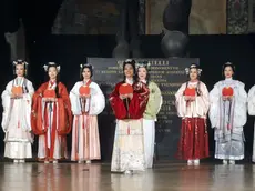 Una sfilata di abiti tradizionali cinesi in Salone