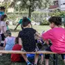 Alcuni bambini partecipano a un centro estivo