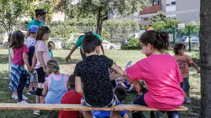 Alcuni bambini partecipano a un centro estivo
