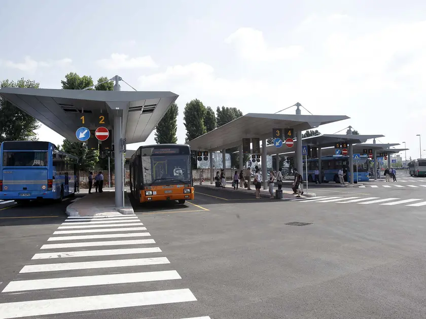 Mezzi di BusItalia al terminal di via della Pace