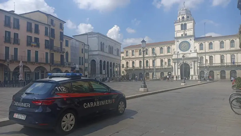 Padova, 21enne con mandibola fratturata dopo una lite in piazza dei Signori: denunciato un 16enne