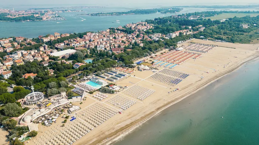 Una foto panoramica degli stabilimenti di Venezia Spiagge e delle capanne nell’area di San Nicolò