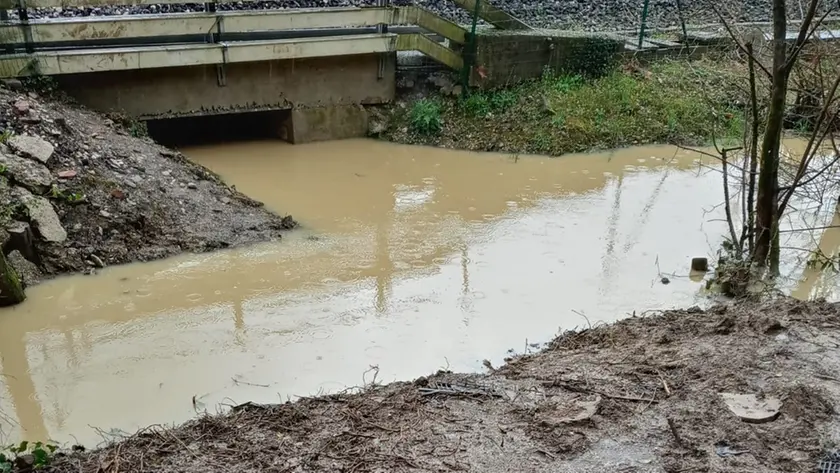 La vecchia canaletta sotto i binari