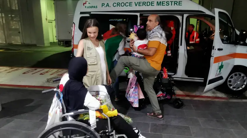 L'arrivo dei bambini da Gaza in aeroporto a Venezia