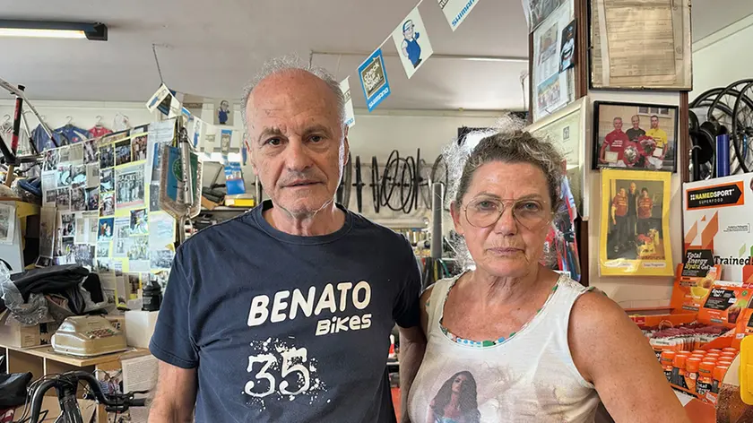 L'ex campione Benato con la moglie Anna nel negozio di Carbonara di Rovolon