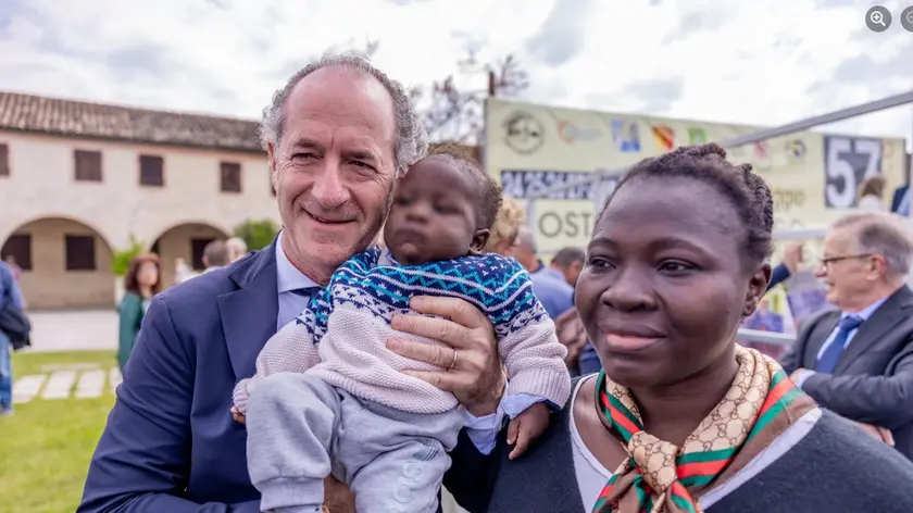 Dalla Sierra Leone all'ospedale di Padova. Luca Zaia con il piccolo Imran