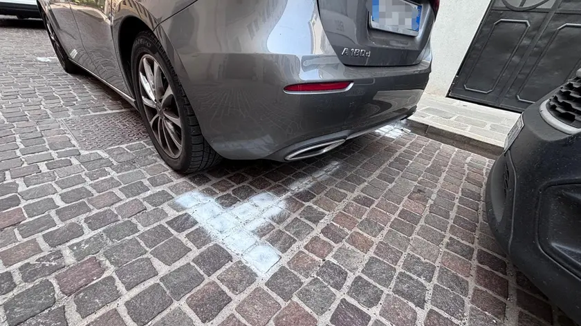 Gli stalli "fai da te" per il parcheggio realizzati a Monselice