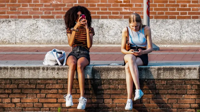 Il presidente francese vuole vietare l'uso dei social network ai minori di 15 anni