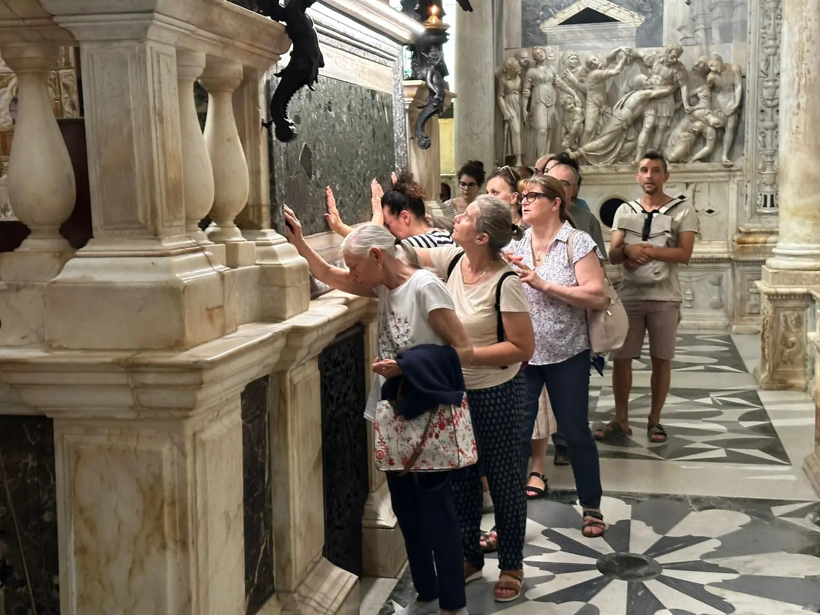 I fedeli sulla tomba di Sant'Antonio a Padova