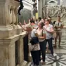 I fedeli sulla tomba di Sant'Antonio a Padova