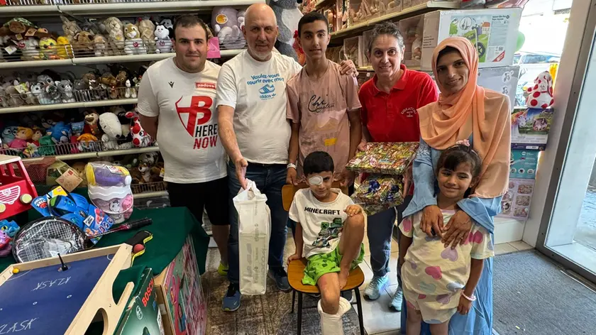 I bambini di Gaza nel negozio Auto e Treni