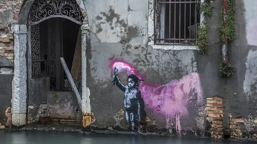 Il murales Migrant Child di Banksy a Venezia