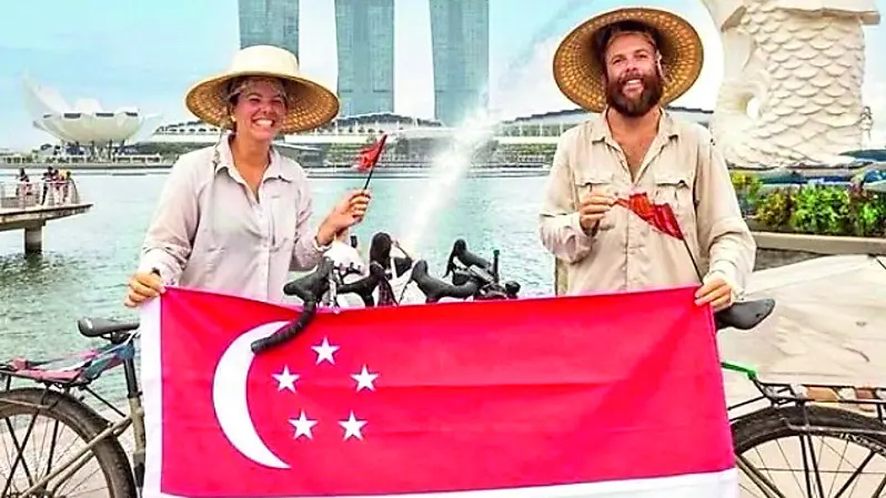 Stefano Giada e Alessia Niero festeggiano l'arrivo a Singapore
