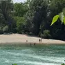 Alcuni bagnanti mentre si immergono nel fiume in cui è vietata la balneazione