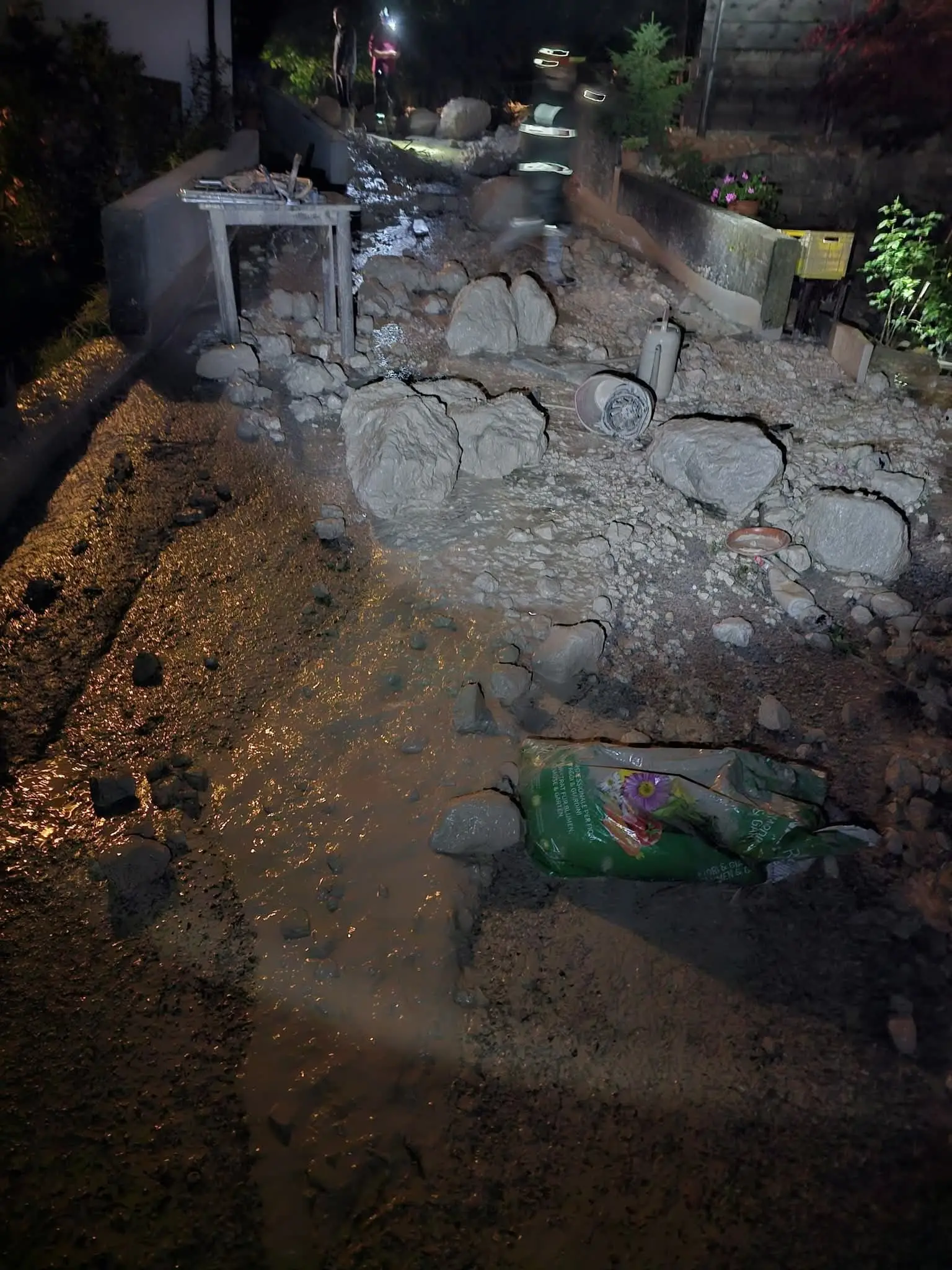 Le foto scattate dai residenti e dai vigili del fuoco nella notte tra domenica 15 e lunedì 16 giugno, quando l'abitato di Cancia di Borca di Cadore è stato invaso da una frana, e poi con la luce del sole, quando sono stati ben chiari i danni provocati.