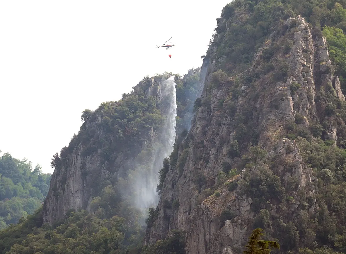 Un incendio a Rocca Pendice