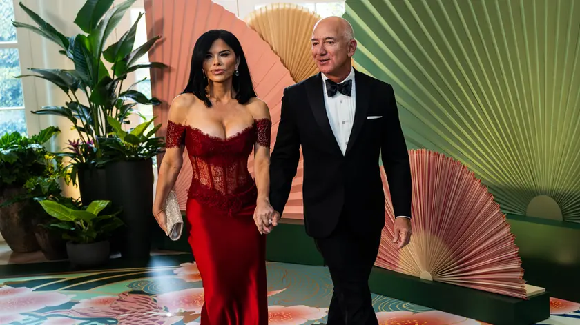Lauren Sanchez insieme al suo futuro sposo Jeff Bezos