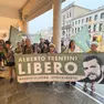 Lo striscione e i manifestanti (foto Lorenzo Pòrcile)