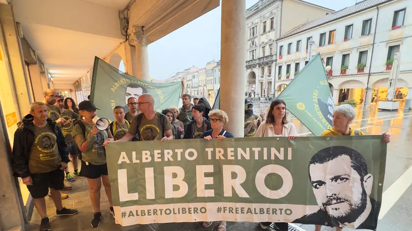 Lo striscione e i manifestanti (foto Lorenzo Pòrcile)