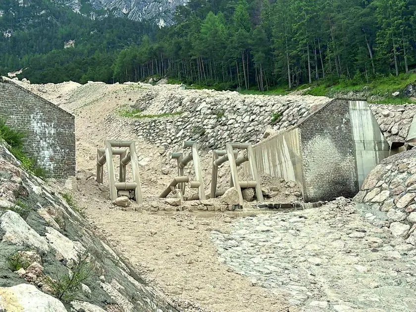 La briglia Sabo Dam danneggiata dalla frana