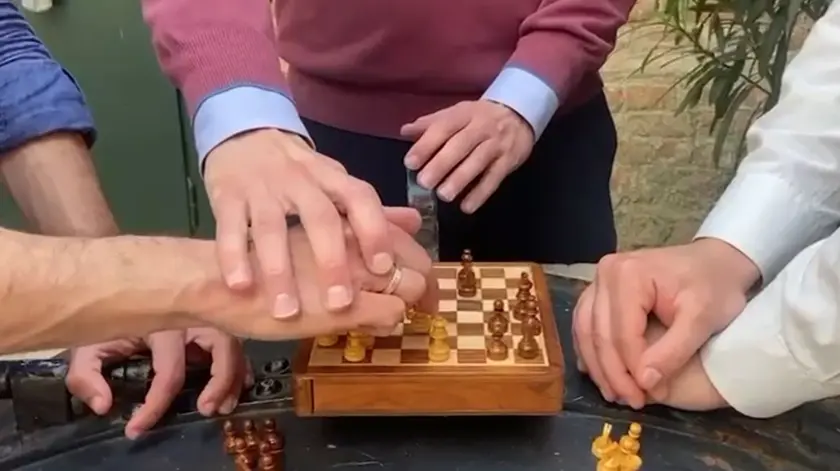 Un frame del video