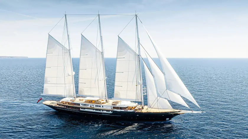Lo yacht Koru del tycoon di Amazon è ormeggiato vicino a Spalato in Croazia