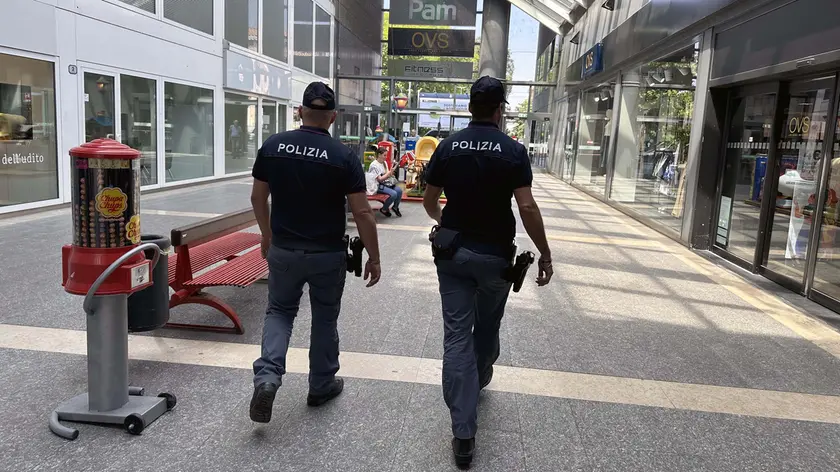 Controlli della polizia all'Arcella