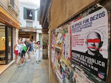 I manifesti contro l'evento apparsi a Venezia nelle scorse settimane