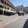 Il mercato di piazza delle Erbe svuotato (foto Bianchi)