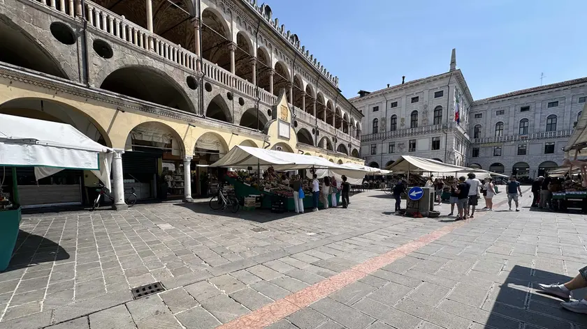 Il mercato di piazza delle Erbe svuotato (foto Bianchi)