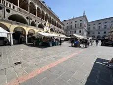 Il mercato di piazza delle Erbe svuotato (foto Bianchi)