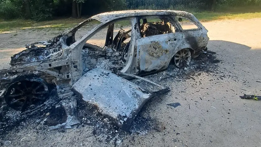 Quel che resta della Mercedes data alle fiamme