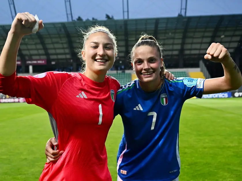 Da sinistra la portiera Emma Mustafic con Emma Girotto fresca di debutto contro la Svezia