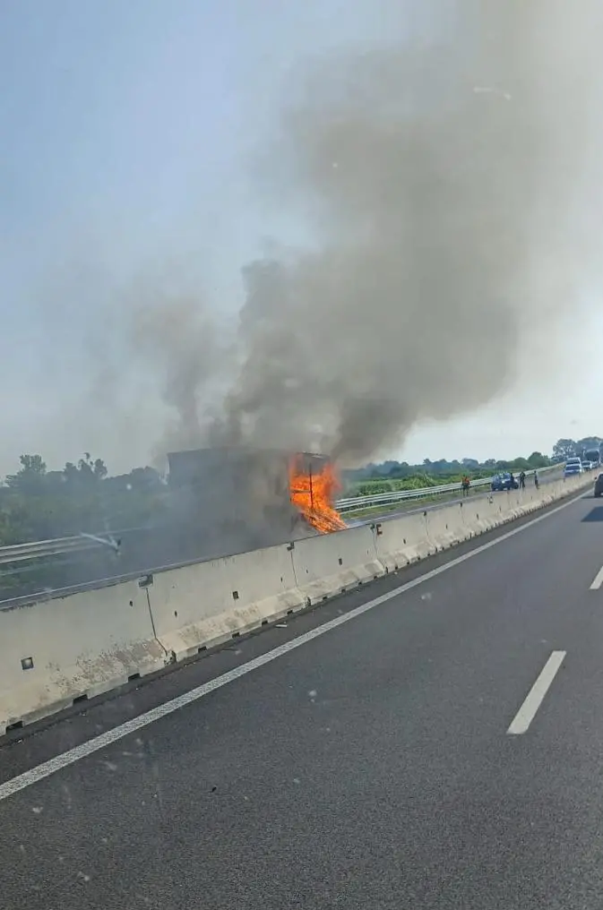 Il camion a fuoco sull'A4 a San Stino di Livenza in direzione Torino
