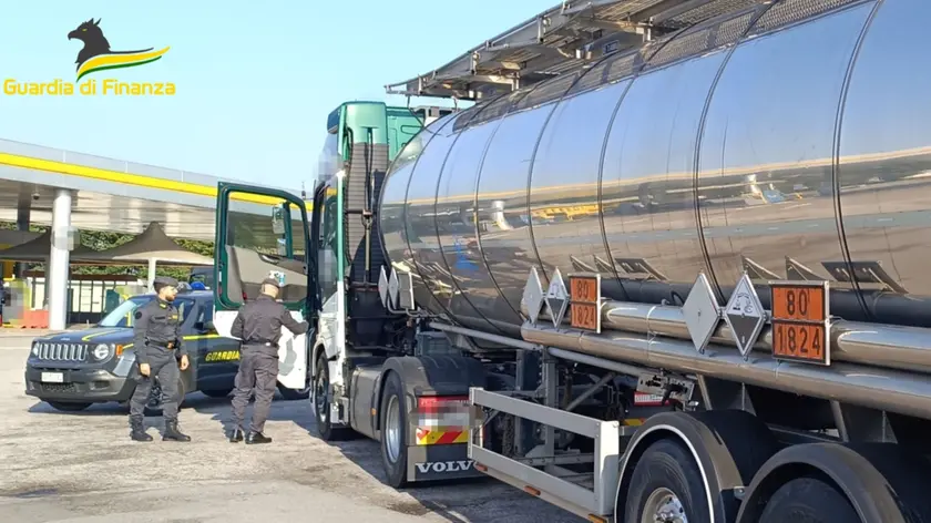 La Guardia di Finanza ispeziona un autoarticolato in una piazzola di sosta lungo l’autostrada (foto d'archivio)