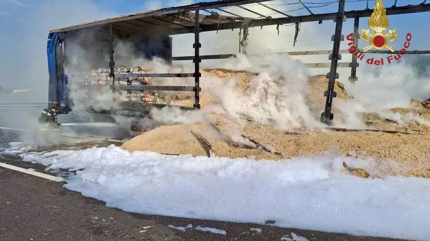 Il camion carico di pellet incendiatosi sull'A4 a San Stino di Livenza