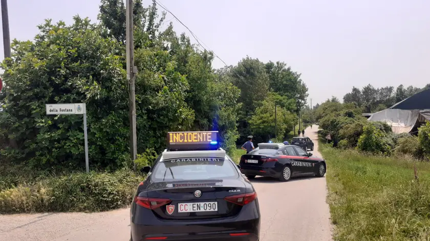 Le pattuglie dei carabinieri sul luogo dell'omicidio, a Fontaniva