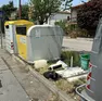 Rifiuti abbandonati alle isole ecolgiche