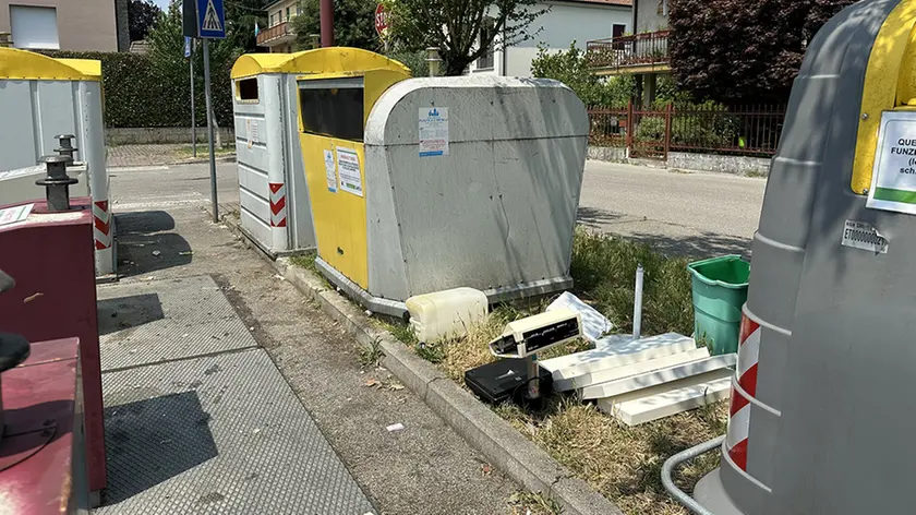 Rifiuti abbandonati alle isole ecolgiche