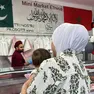 Mamma Iman fa la spesa al supermercato halal