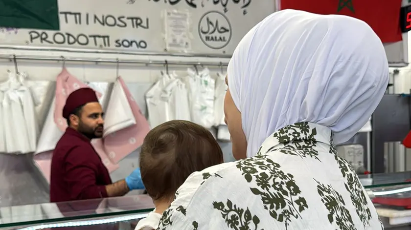 Mamma Iman fa la spesa al supermercato halal