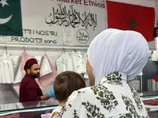 Mamma Iman fa la spesa al supermercato halal